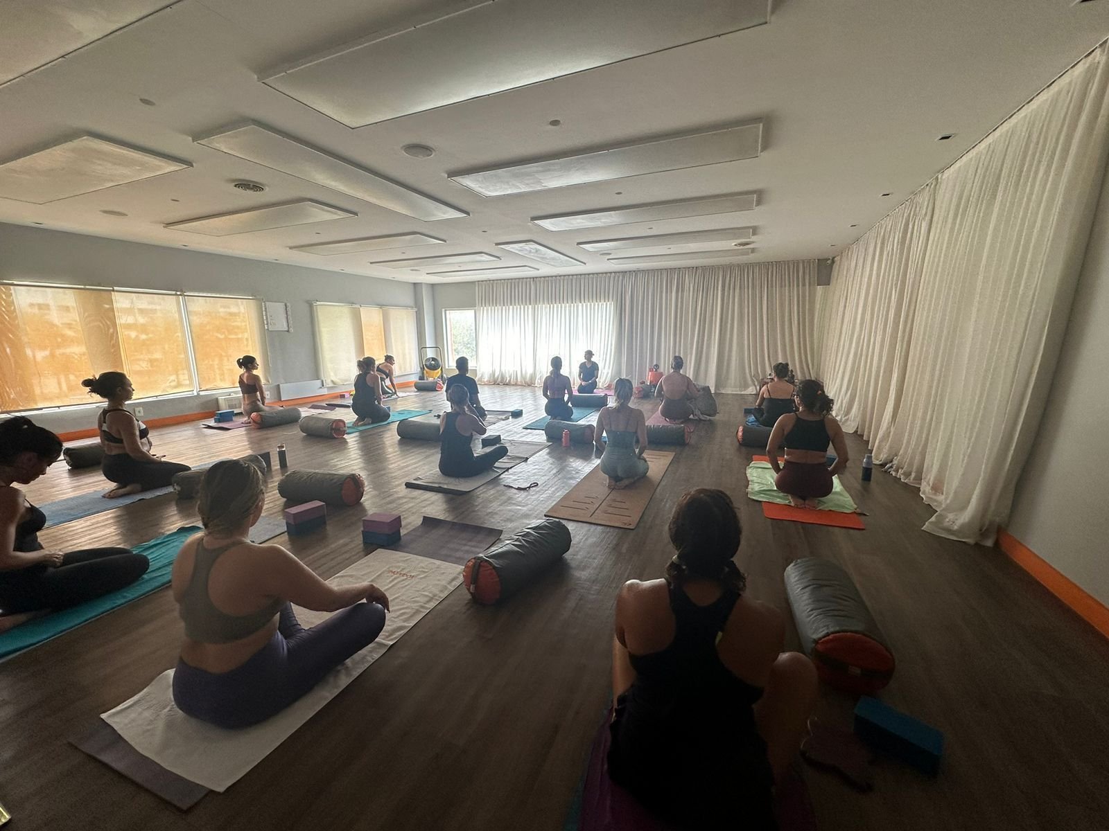 Hot Yoga realmente ajuda a perder de peso? Veja indicações e benefícios