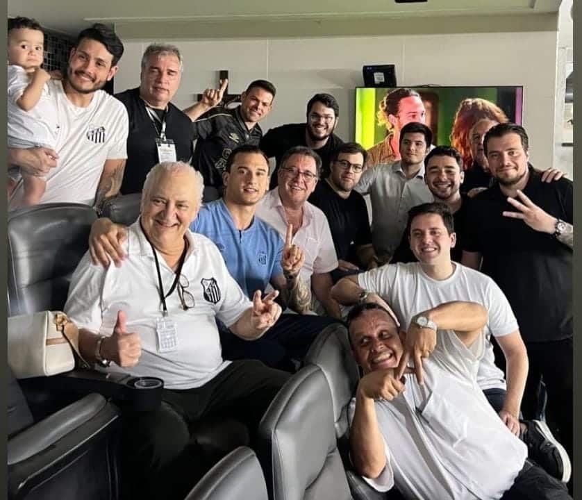 Aliado de presidente do Santos provoca torcedor e inicia confusão na Vila Belmiro; vídeo