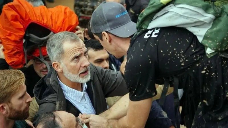 Rei da Espanha é hostilizado por manifestantes em Valência