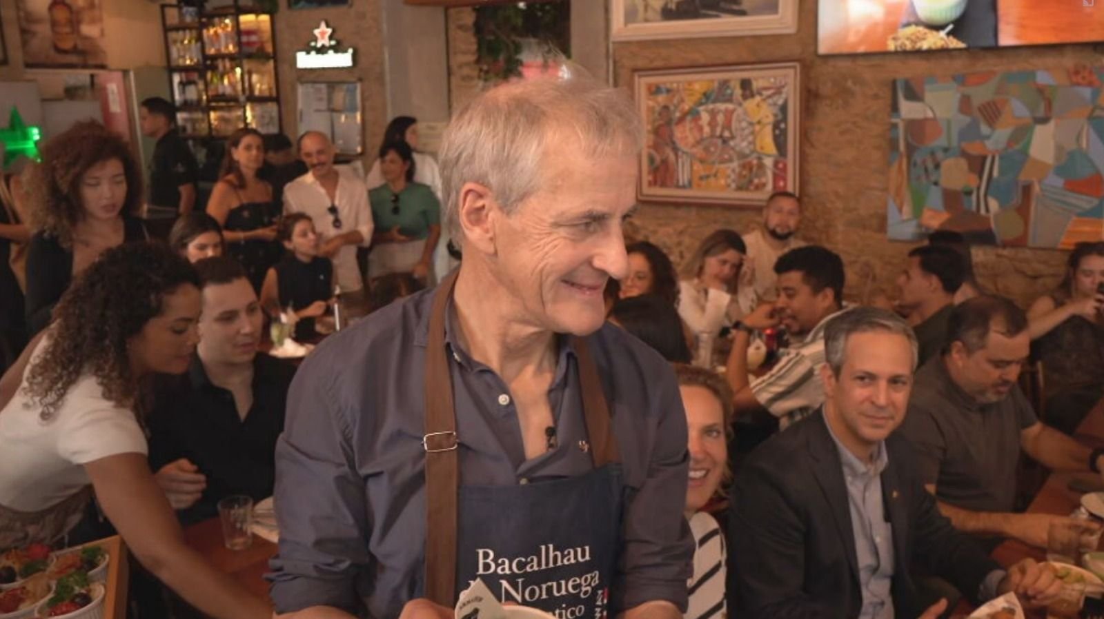 Primeiro-ministro da Noruega vira ‘garçom’ e serve bolinhos de bacalhau no Rio