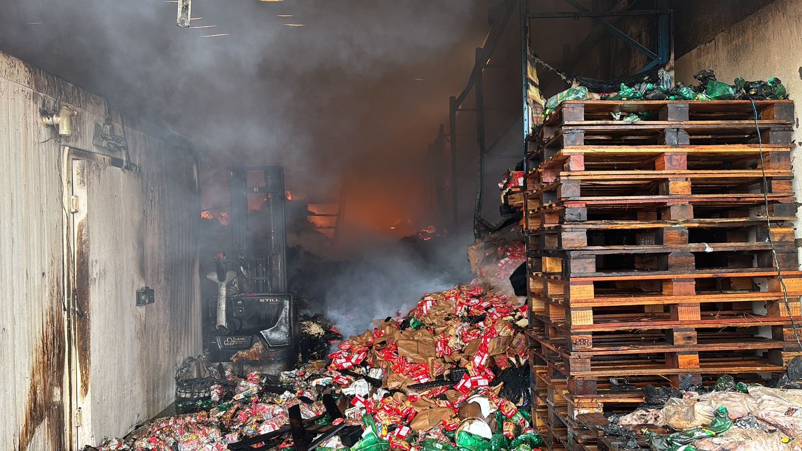 Incêndio atinge depósito de supermercado em Senador Canedo