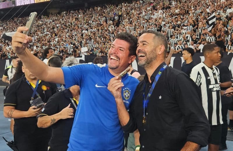 Botafogo é campeão, faz cervejada e embarca para o Catar em espaço de 7 horas