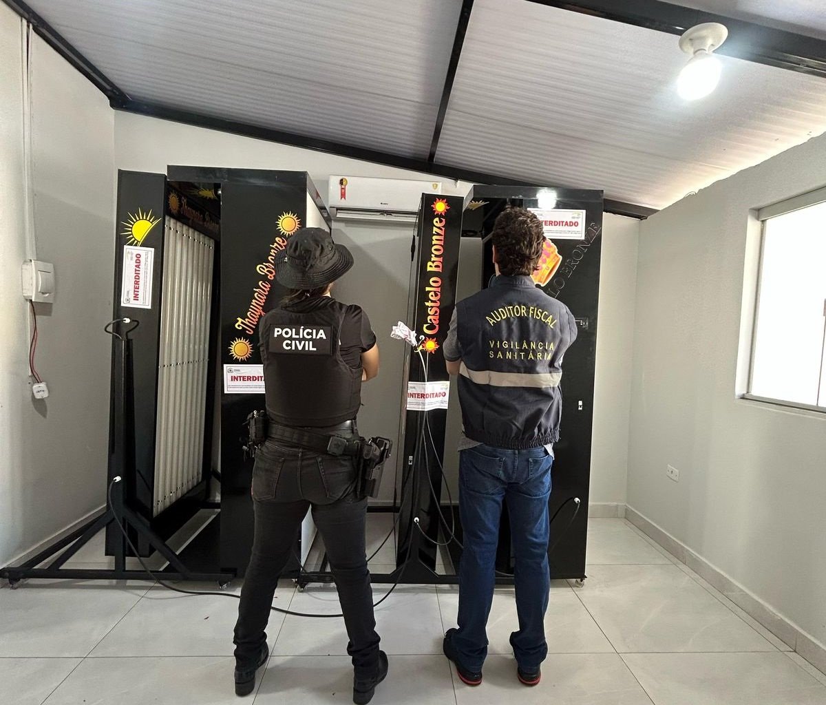 Operação interdita clínicas de bronzeamento e prende 6 envolvidos