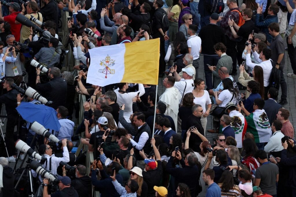 “Temos um papa!“: Peregrinos celebram fumaça branca na Praça de São Pedro