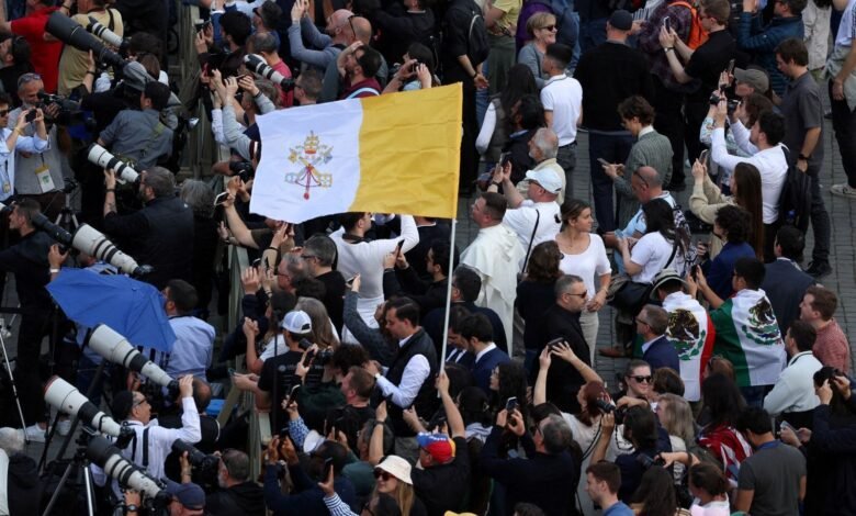 “Temos um papa!“: Peregrinos celebram fumaça branca na Praça de São Pedro “Temos um papa!“: Peregrinos celebram fumaça branca na Praça de São Pedro