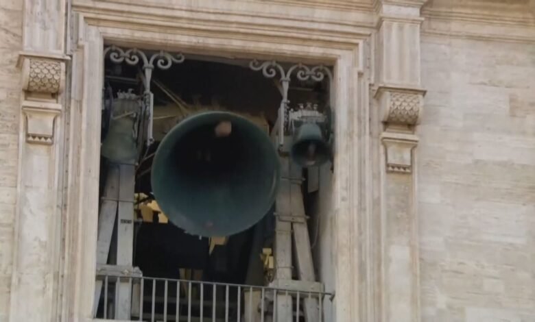 Sinos tocam na Praça de São Pedro para anunciar escolha de novo papa Sinos tocam na Praça de São Pedro para anunciar escolha de novo papa
