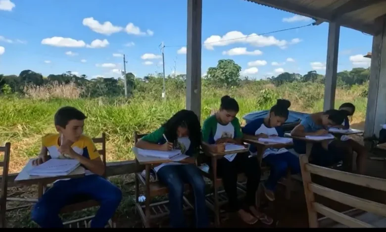 Fantástico mostra escola do Acre sem parede, sem água, sem chão e com barata na geladeira | ac24horas Fantástico mostra escola do Acre sem parede, sem água, sem chão e com barata na geladeira | ac24horas