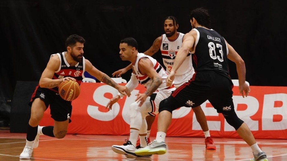 FlaBasquete cai diante do São Paulo em jogo disputado no NBB, mas se mantém em primeiro