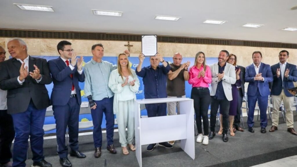 Governador Ibaneis Rocha anuncia cartão social de Material de Construção