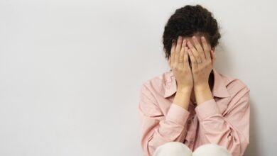 Autolesão: jovens relatam estratégias para aliviar sofrimento mental
