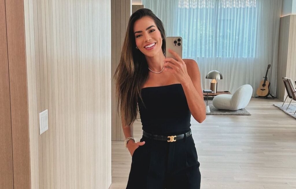 Ex-BBB Adriana Sant’anna celebra “sumiço“ de cisto após ressonância