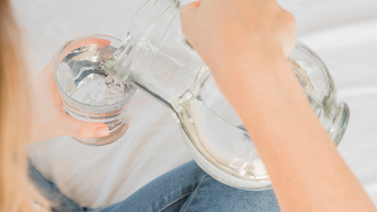 Beber muita água aumenta o inchaço? Mitos e verdades sobre o tema