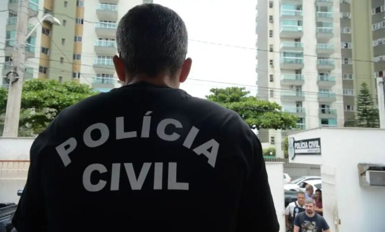 Mãe e padrasto são presos por morte de bebê no ES Mãe e padrasto são presos por morte de bebê no ES