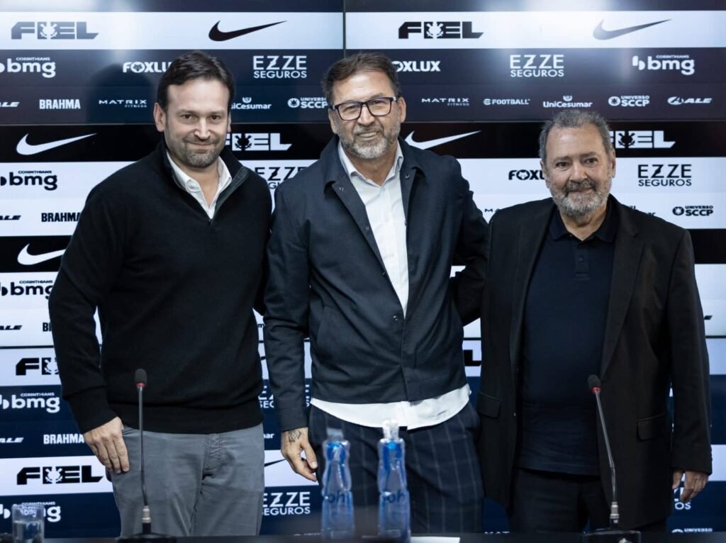 Pressão aumenta e Fred Luz vira escudo de Augusto Melo no Corinthians