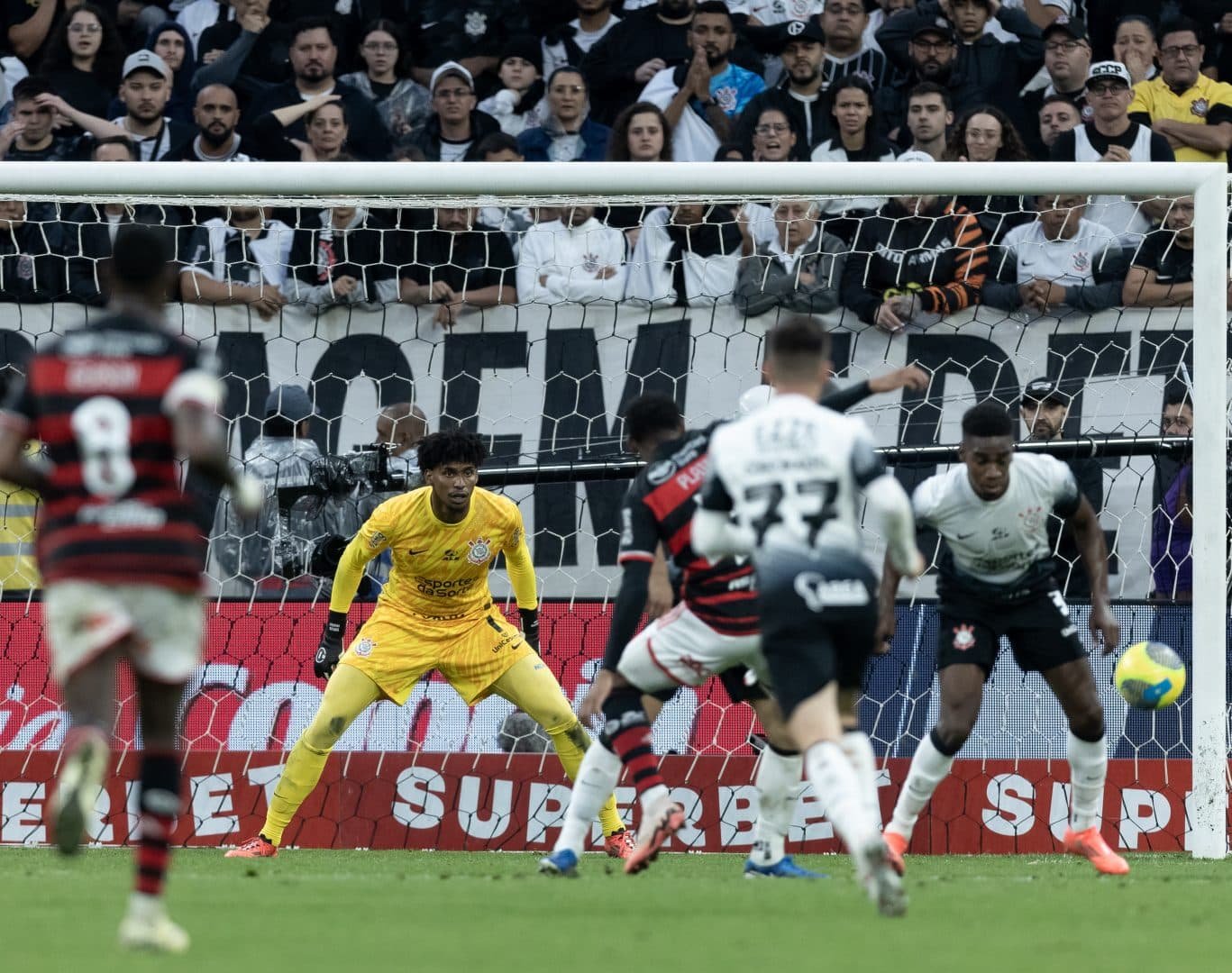 Duelo entre Corinthians e Flamengo por Hugo Souza não acabou após semi da Copa do Brasil