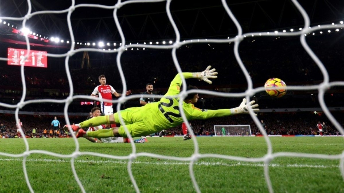 Liverpool arranca empate com Arsenal, mas perde liderança do Inglês