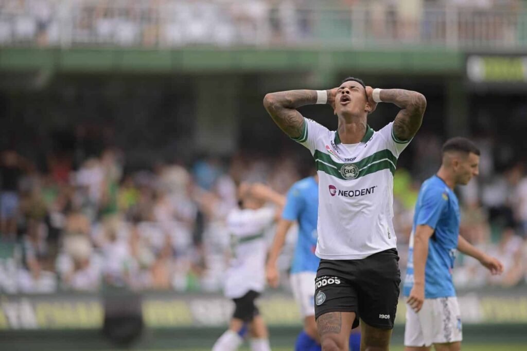 Como em um filme, Alef Manga volta aos gramados com gol após suspensão por apostas