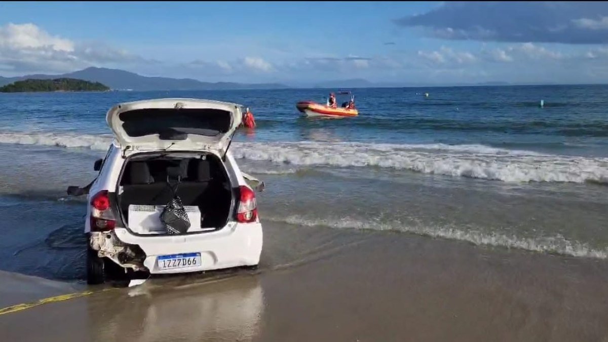 motorista foge da PRF e avança sobre o mar em SC motorista foge da PRF e avança sobre o mar em SC