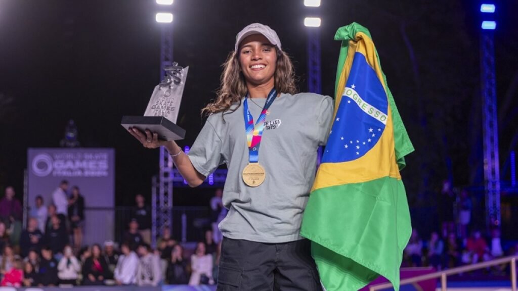 Rayssa Leal supera japonesas e é bicampeã mundial de skate street