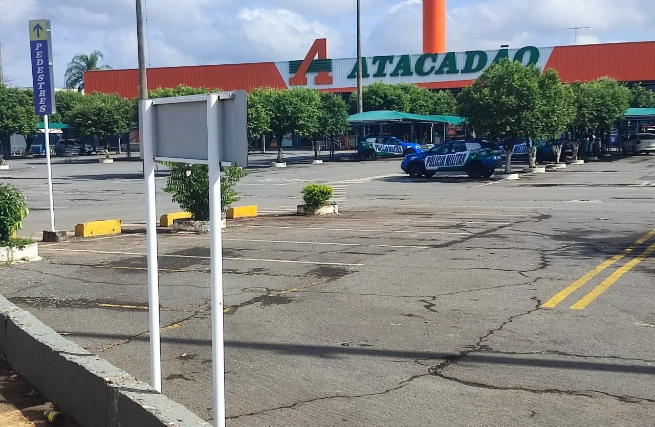 Homem mata ex-mulher a tiros dentro de hipermercado em Goiânia