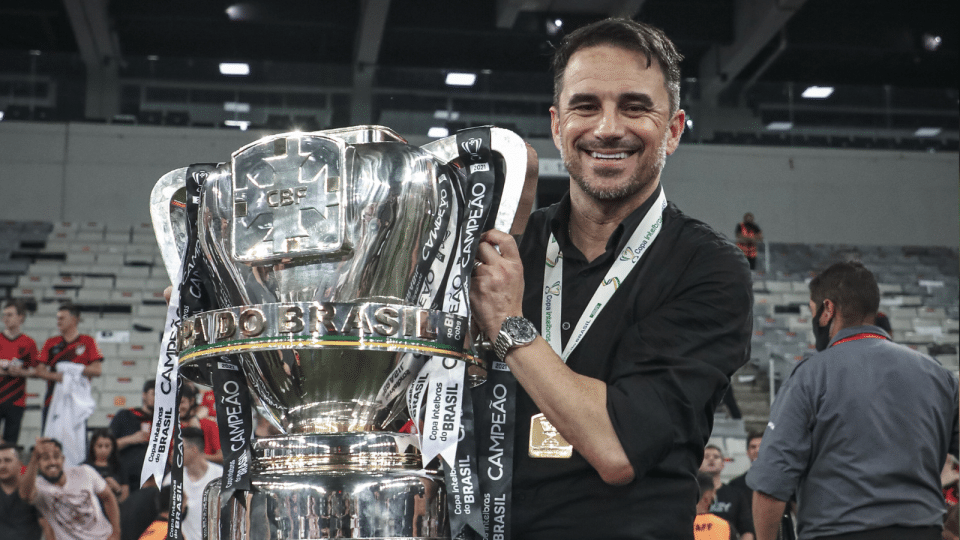 Clube do Brasileirão procura Rodrigo Caetano e dirigente define futuro