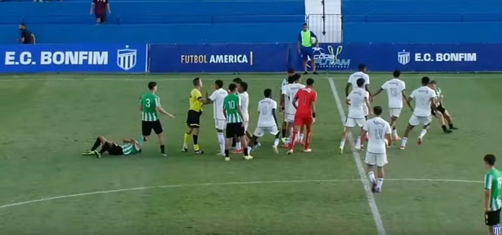 Jogador da base do Atlético-MG denuncia racismo em jogo contra Racing-URU