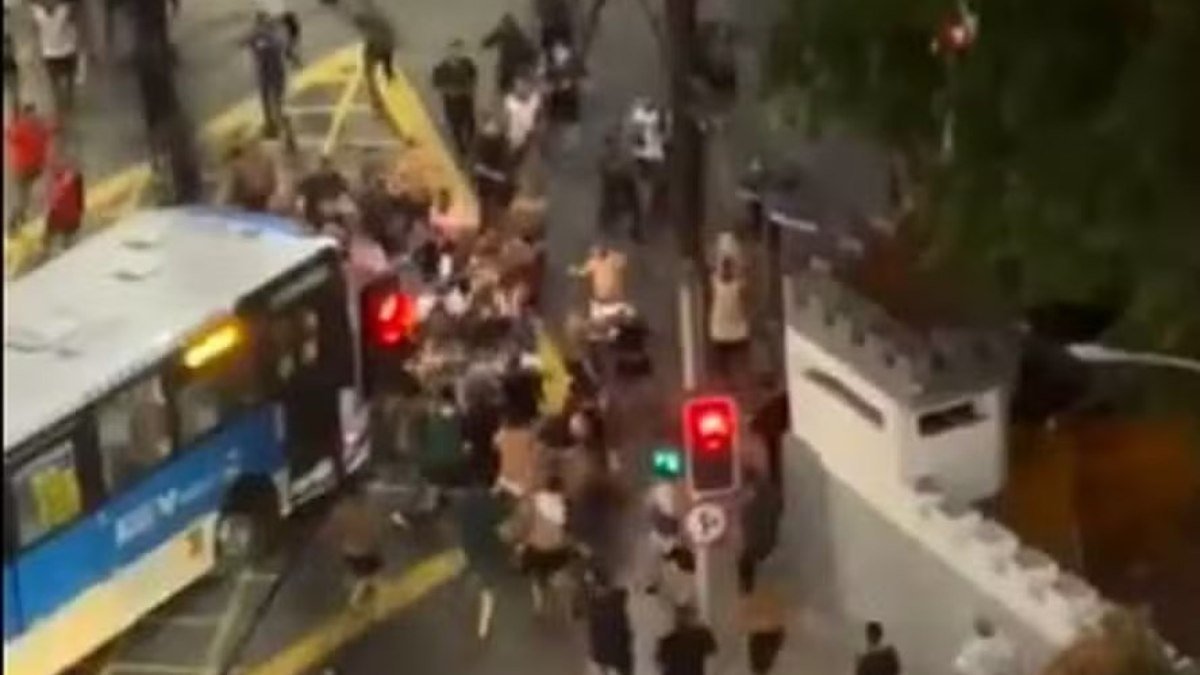 torcedores protagonizam briga generalizada antes do clássico; veja