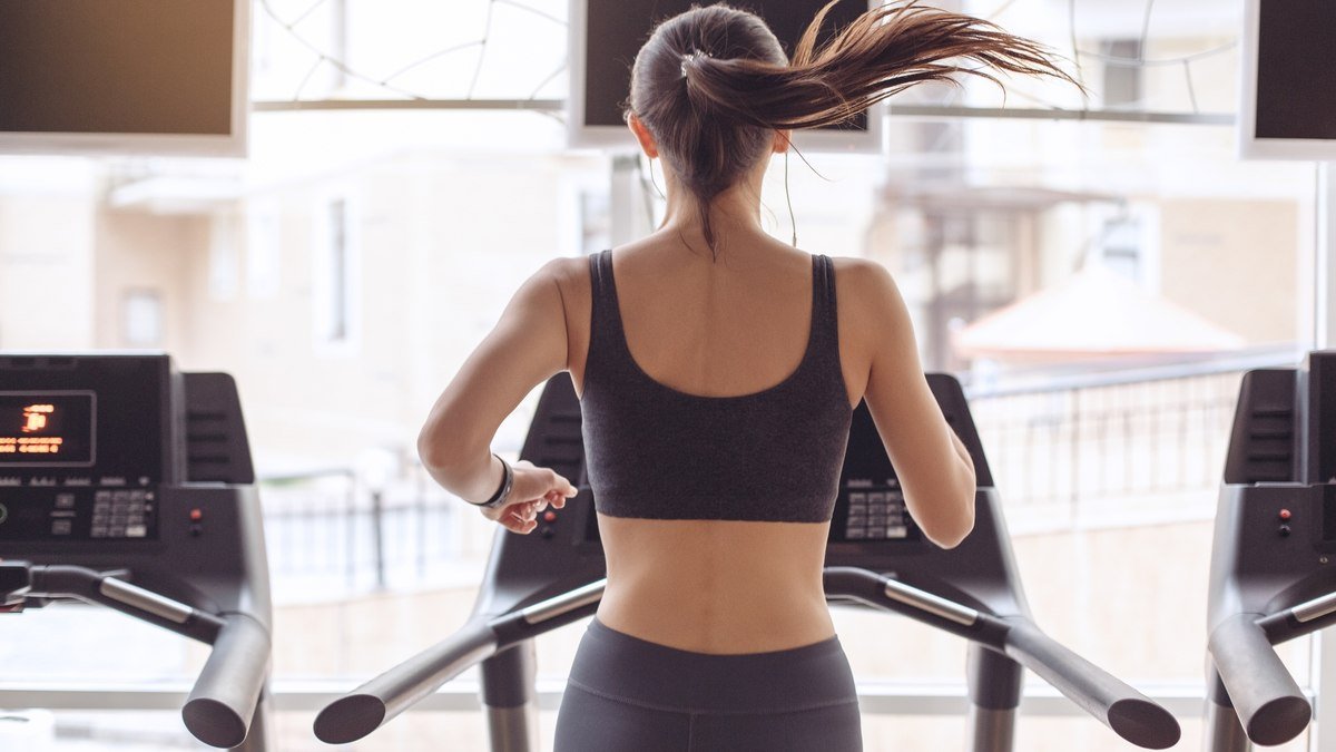 Correr na esteira pode desequilibrar a musculatura. Como evitar problema