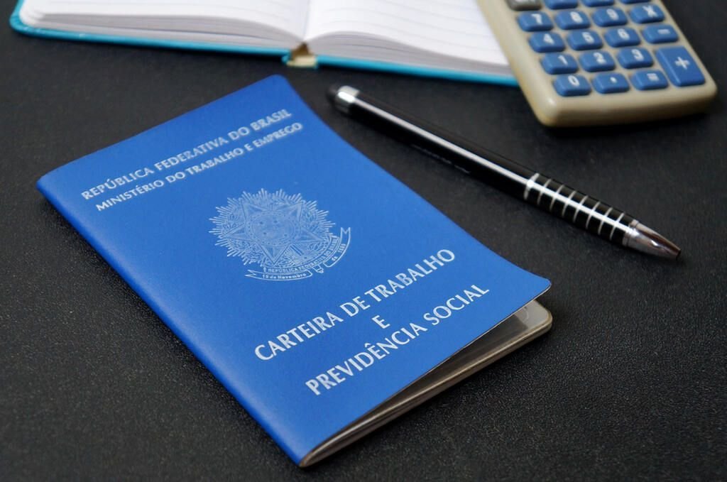 Emprego com carteira assinada alcança recorde no 3º tri, aponta IBGE