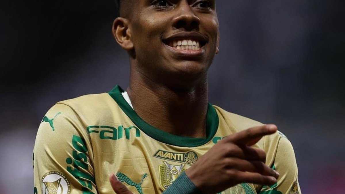 Técnico do Chelsea, Enzo Maresca, elogia joia do Palmeiras e sonha desempenho no time inglês.