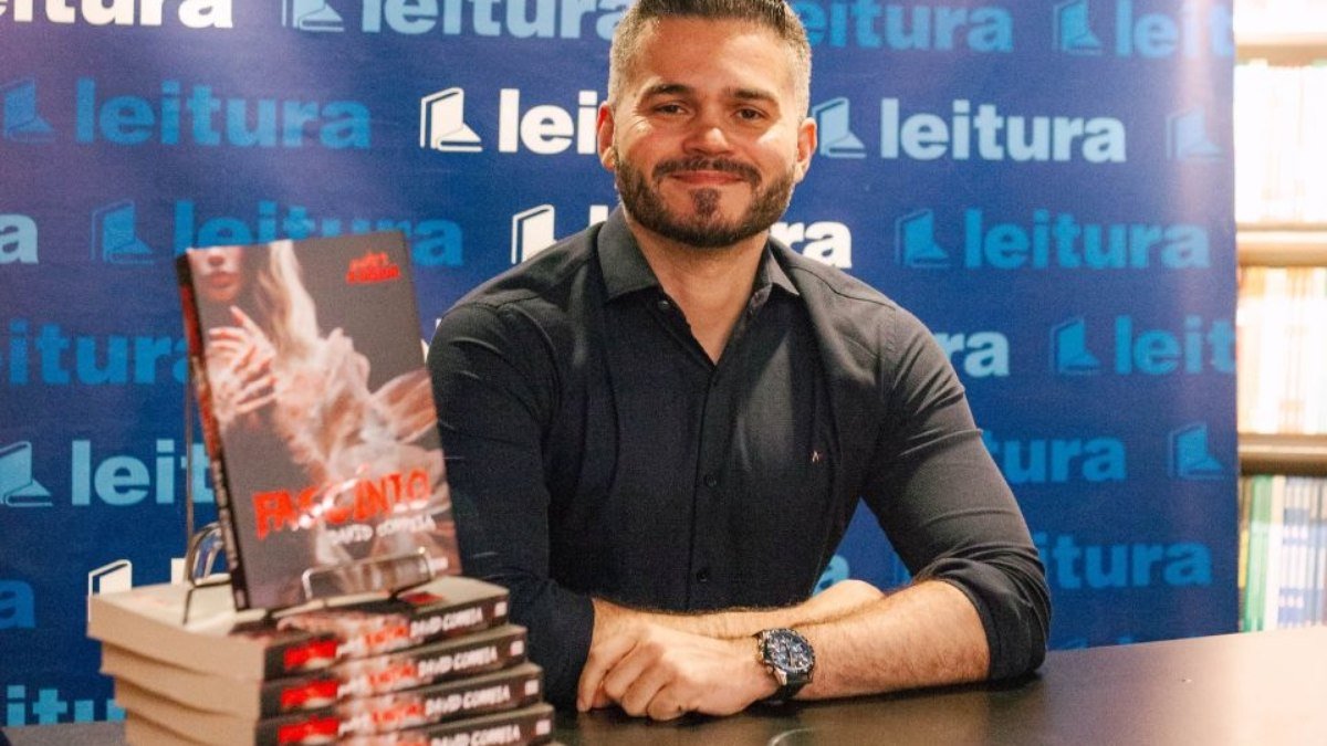 Livro Fascínio é lançado com sessão de autógrafos em Brasília