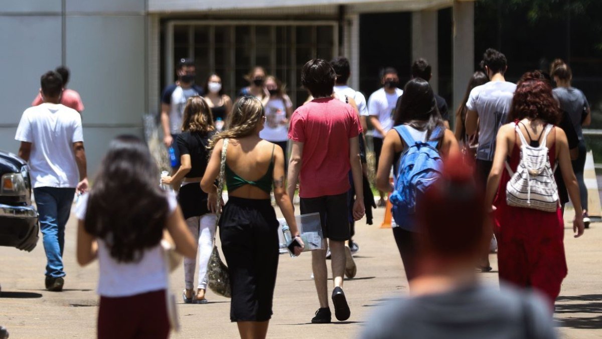 Pé-de-Meia fez cair número de ausentes no Enem 2024, avalia ministro da Educação