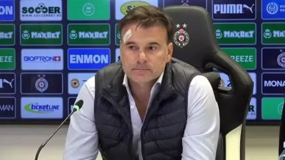 Técnico sofre ferimentos no rosto após derrota em clássico e invasão no vestiário Técnico sofre ferimentos no rosto após derrota em clássico e invasão no vestiário