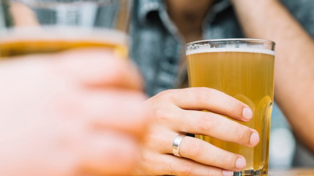 Cerveja light é mais saudável? Tire essas e outras dúvidas sobre a bebida