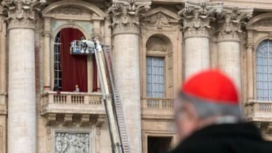 Após chaminé, Vaticano instala cortinas em varanda para Conclave