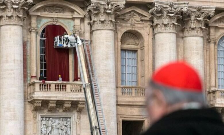 Após chaminé, Vaticano instala cortinas em varanda para Conclave Após chaminé, Vaticano instala cortinas em varanda para Conclave
