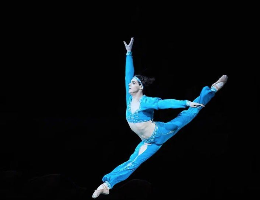 Bailarino russo Vladimir Shklyarov morre após cair de prédio