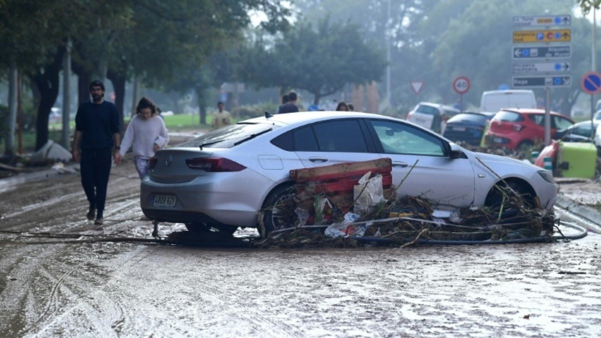 Moradores atordoados e socorristas sobrecarregados pelas enchentes na Espanha