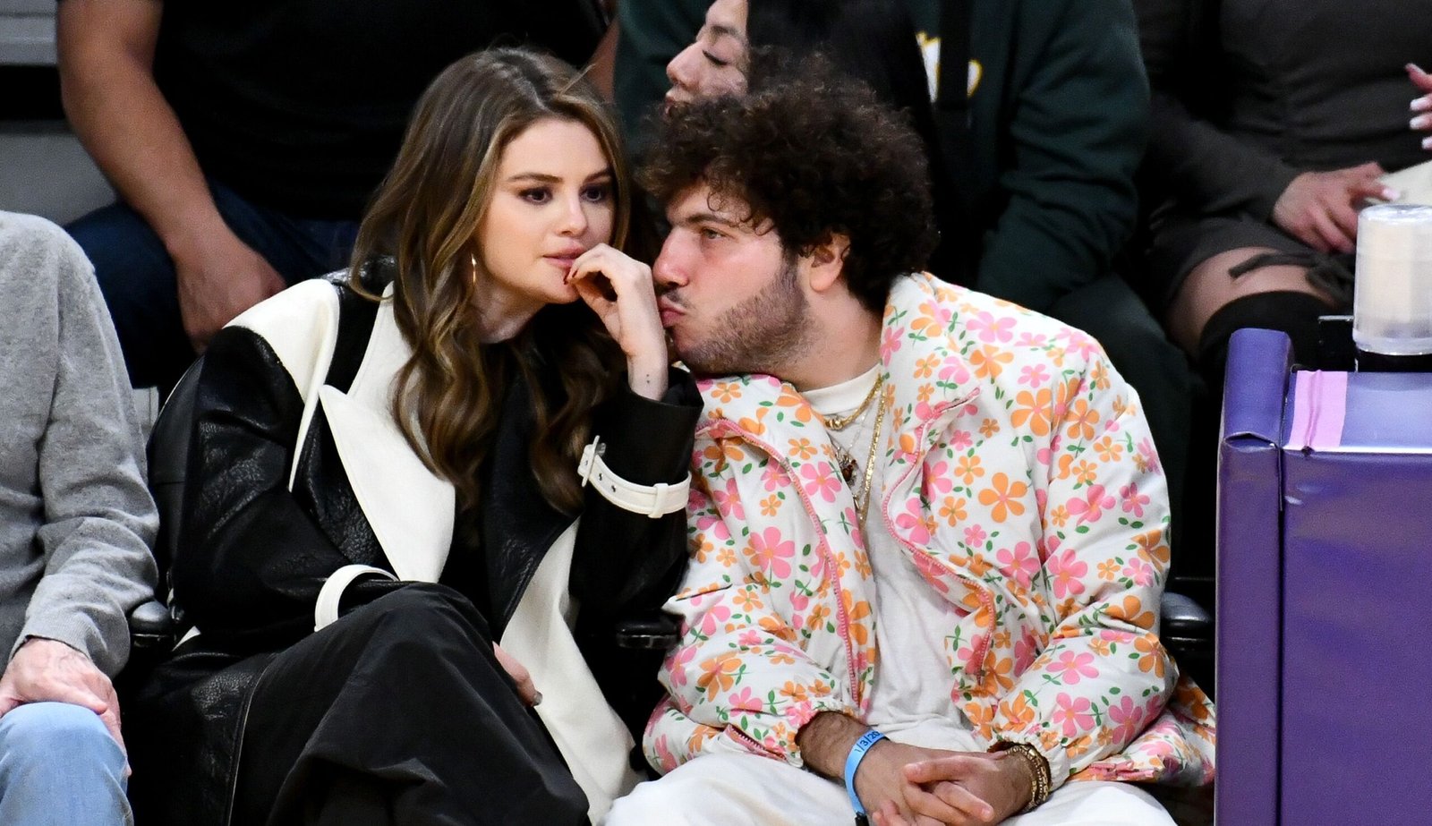Selena Gomez combina fantasia de Halloween com o namorado Benny Blanco; veja