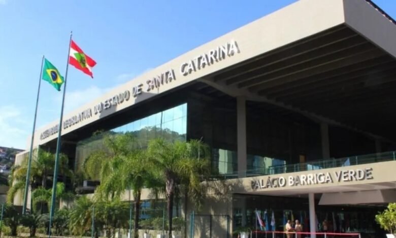 Mudança do hino de Santa Catarina gera disputa política no estado Mudança do hino de Santa Catarina gera disputa política no estado