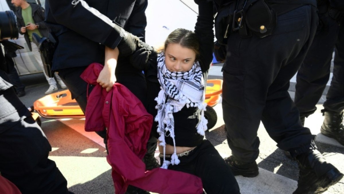 Greta Thunberg é presa durante manifestação em Bruxelas