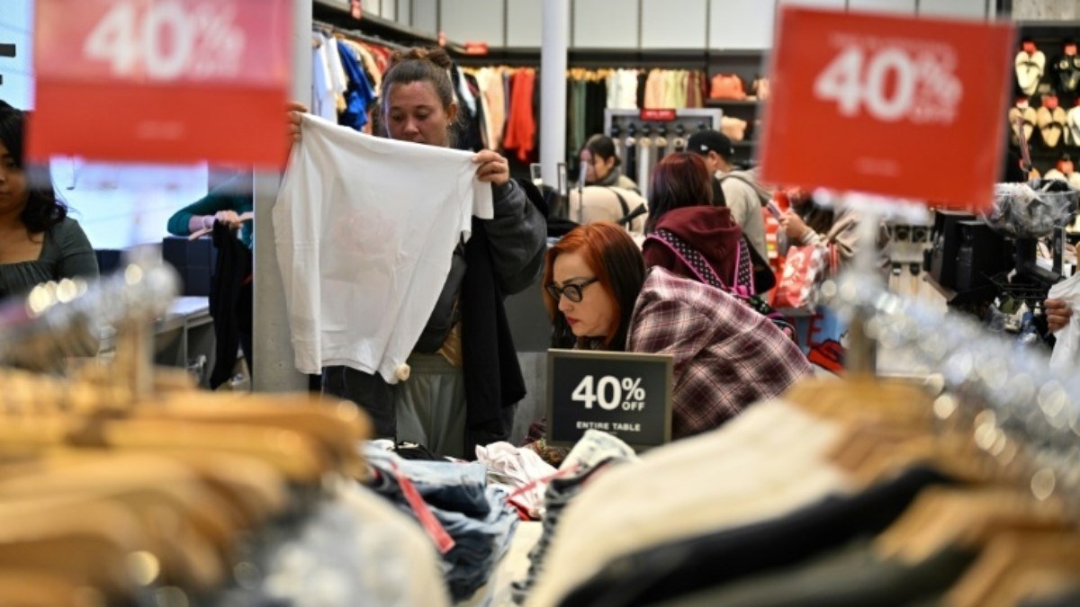 Consumidores buscam ofertas durante a ‘Black Friday’ nos EUA
