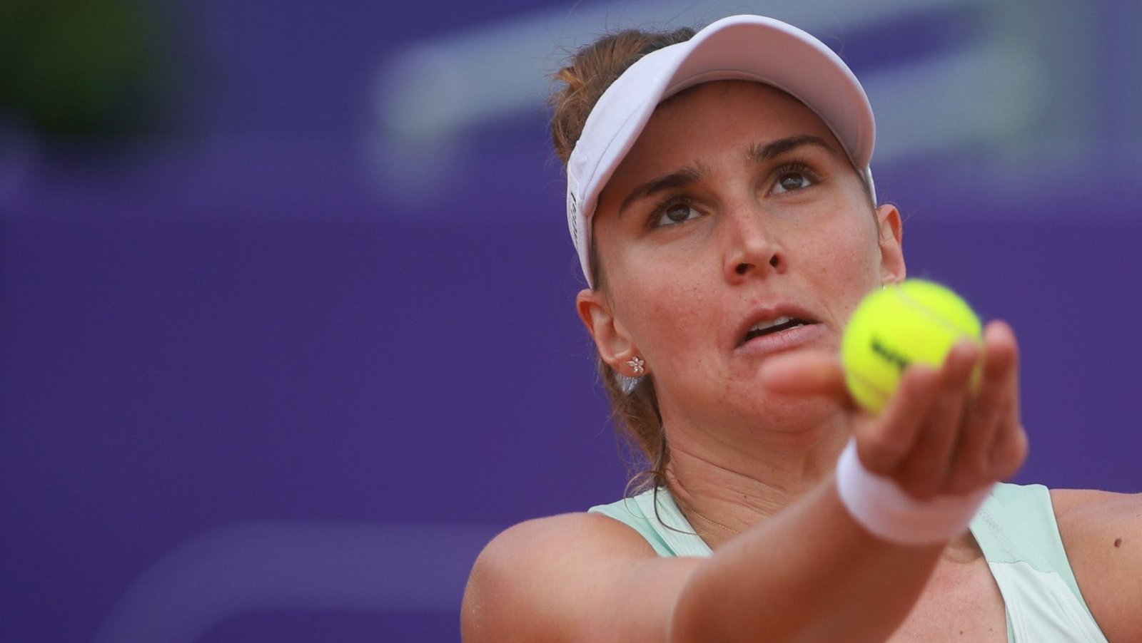 Bia Haddad sofre “apagão“ após chuva e é eliminada de Wimbledon