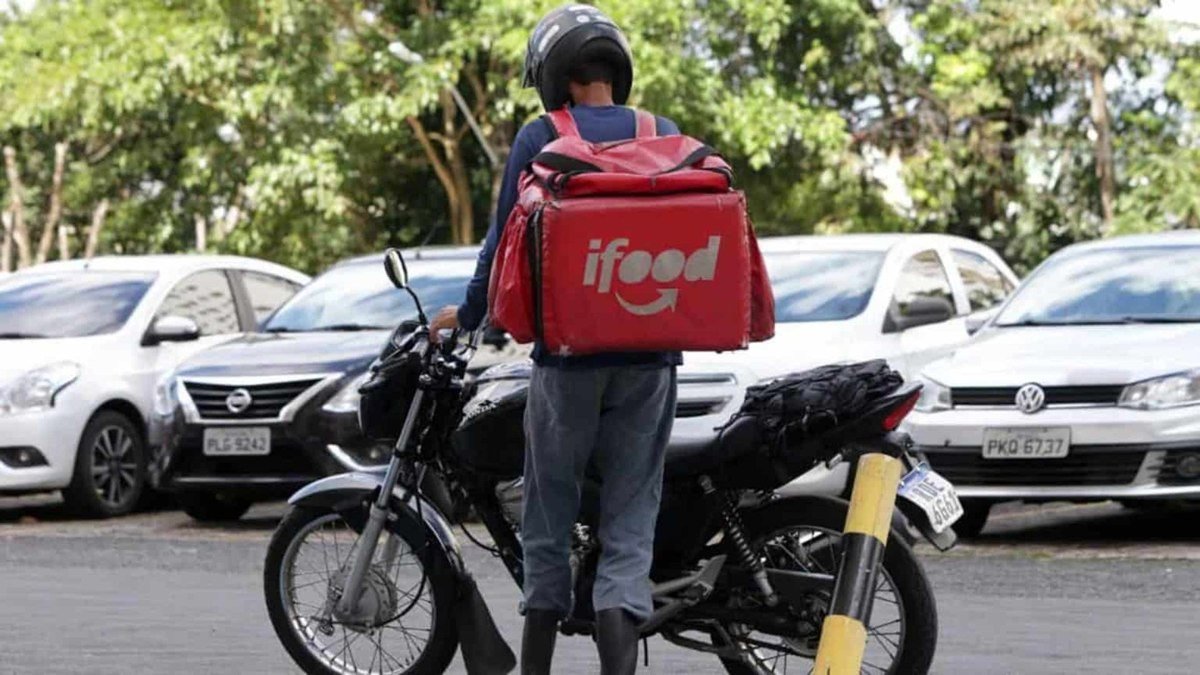 Justiça condena iFood a pagar R$ 10 milhões e determina registro de entregadores Justiça condena iFood a pagar R$ 10 milhões e determina registro de entregadores