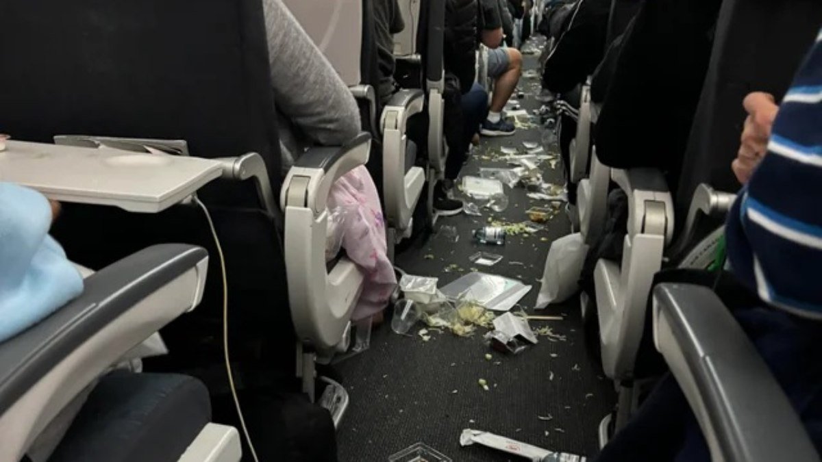 Forte turbulência espalha alimentos e bebidas por cabine de avião da Air Canada