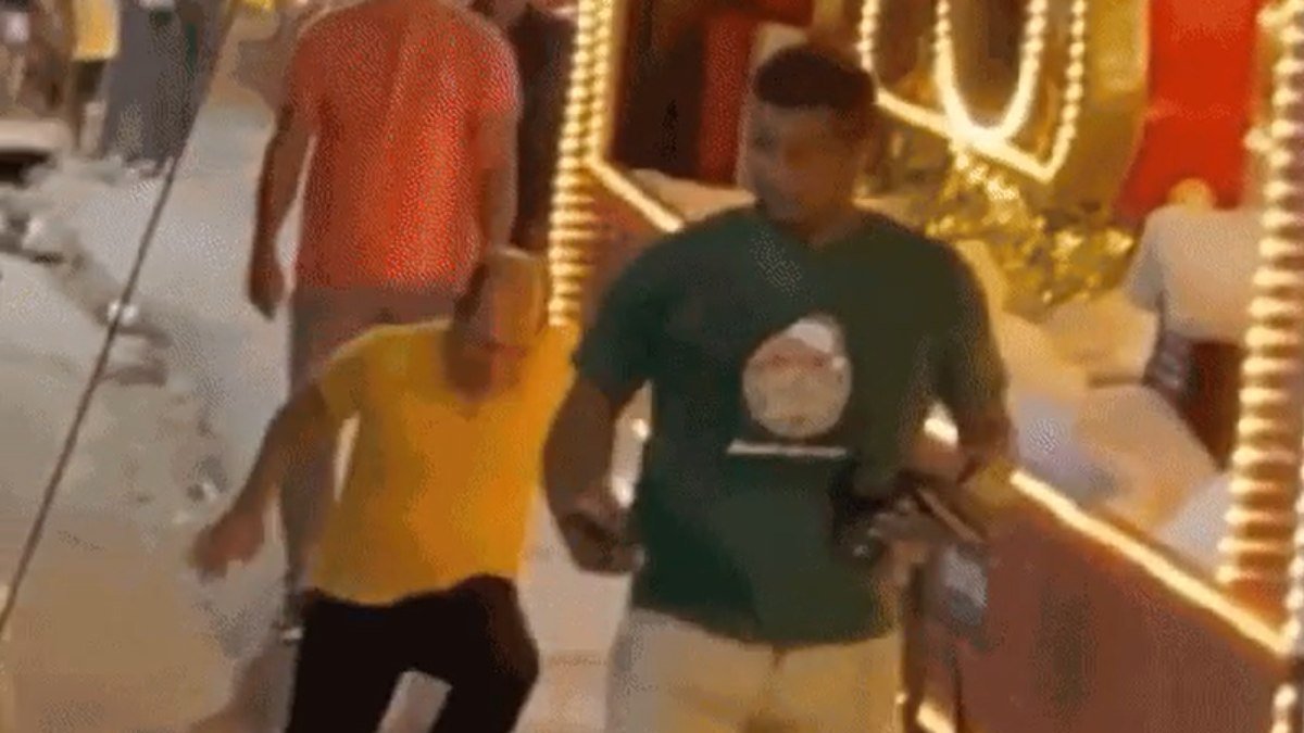 Prefeito cai em buraco na rua durante caravana de Natal no PE; veja vídeo