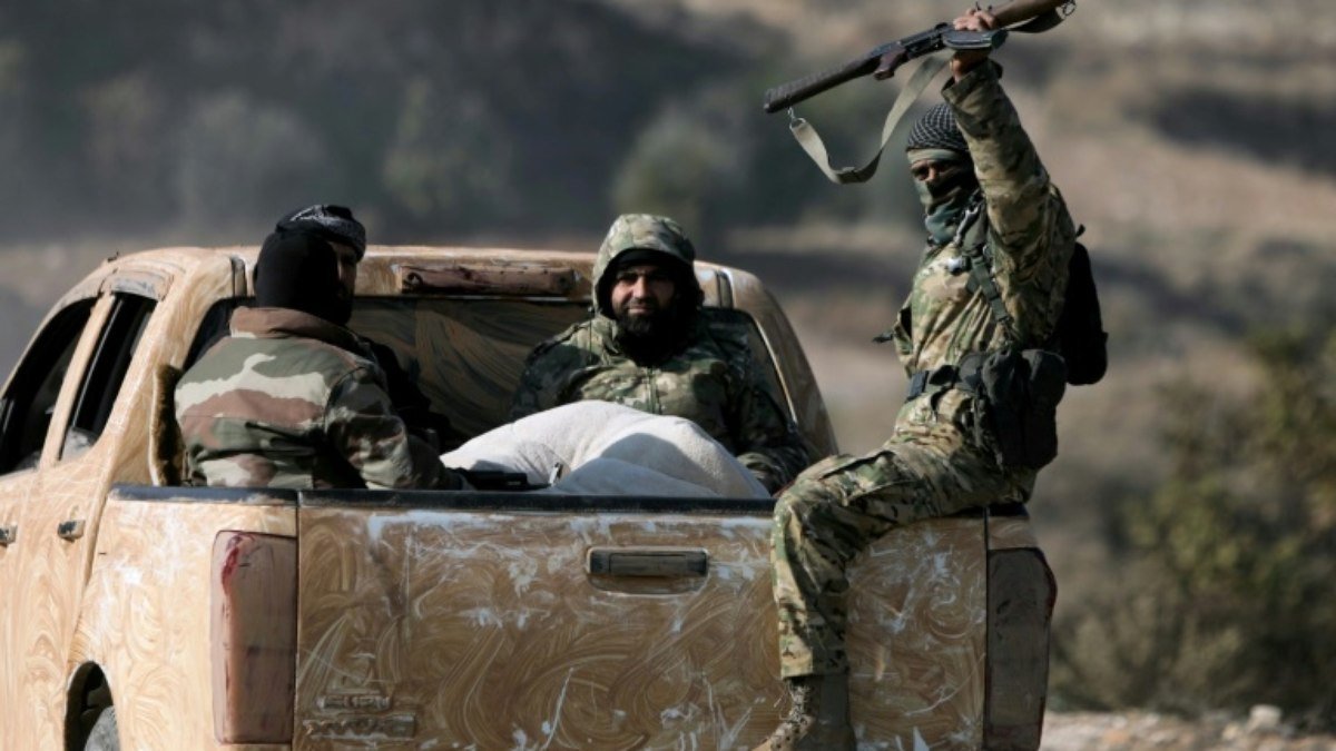 Exército sírio lança contraofensiva sobre rebeldes perto de cidade central