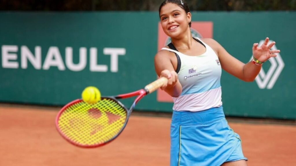 Tenista brasileira se destaca ao ser a atleta mais nova no ranking profissional de tênis