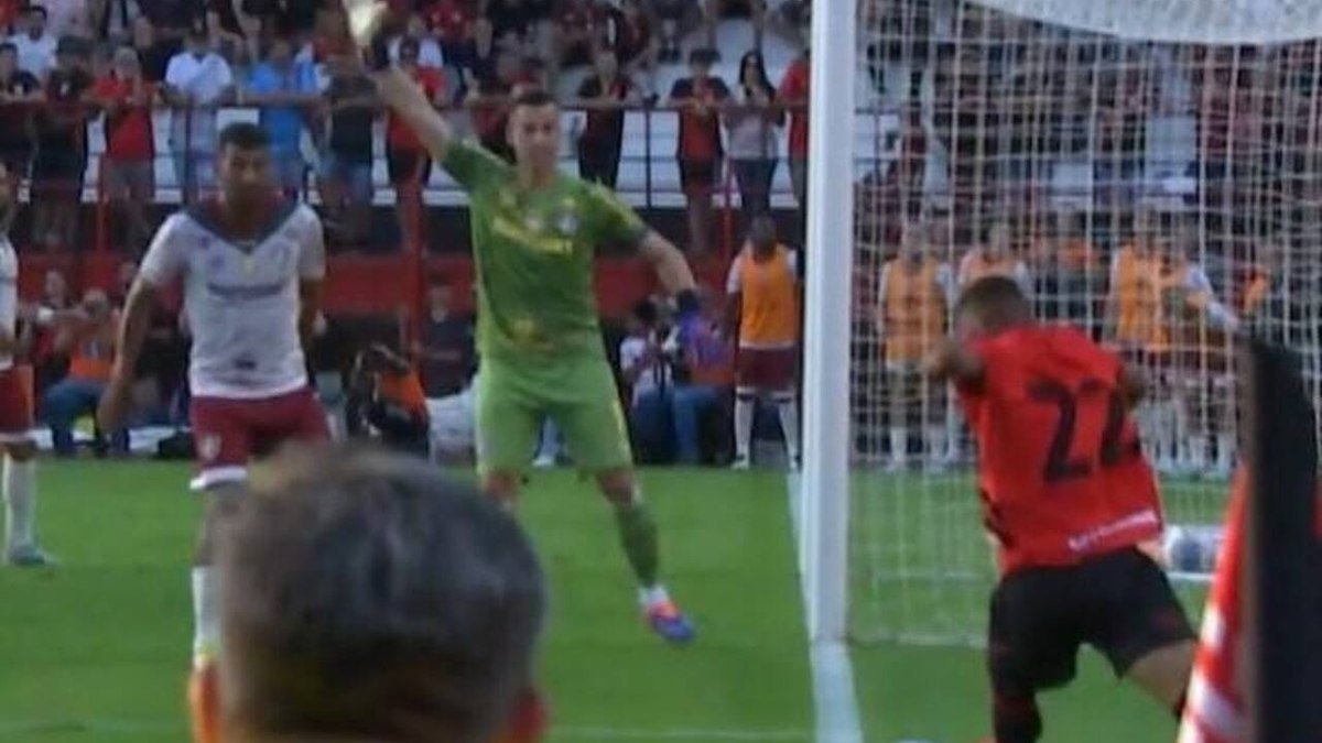 Antônio Carlos detona arbitragem após derrota do Fluminense: ‘Erro grotesco’