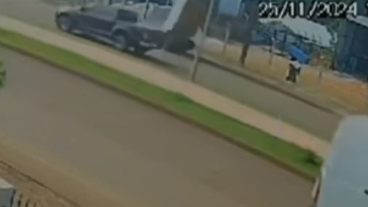 Carro capota sozinho no Paraná e cena é registrada por câmeras de segurança; veja vídeos